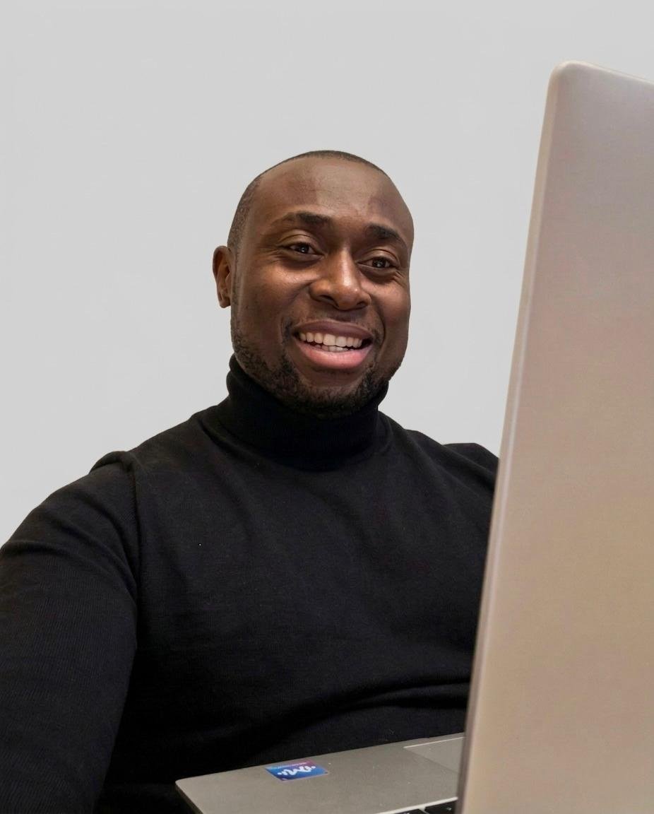 Sylvanus, professeur francophone de cours d'anglais et fondateur de SylvAcademy